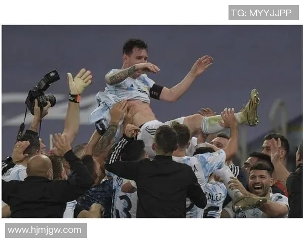 足球巨星与女粉丝深情拥抱瞬间引发热议引网友疯狂点赞